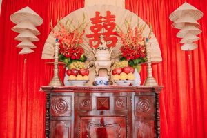Trang trí bàn thờ gia tiên tông đỏ sang trọng