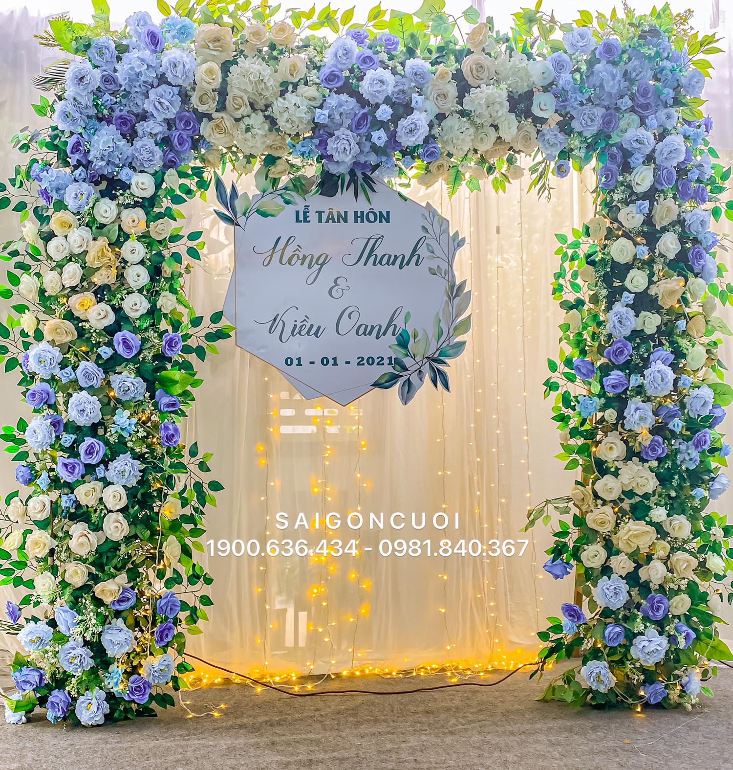 Cổng hoa cưới màu xanh với kết hợp nhiều hoa tươi đẹp rất độc đáo và thu hút