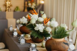 Trang trí gia tiên với hoa sen trắng